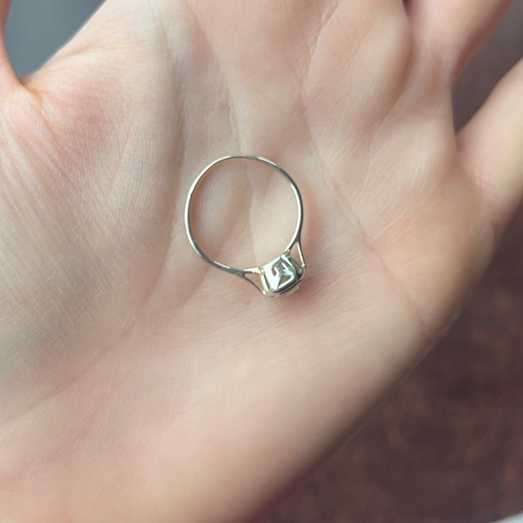 Vintage 18K White Gold Art Deco Etched Solitaire Diamond Ring - Picture 6 of 6